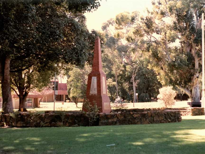 19880429 IL Boersma Armadale War Memorial