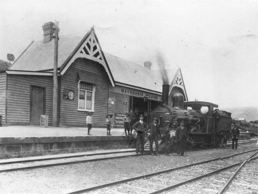 B class locomotive at Macquarie Plains (11682379854).jpg