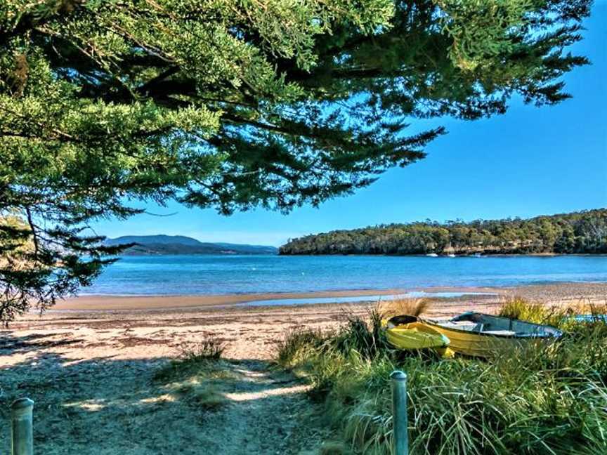 Eggs and Bacon Bay beach path to sandy beach with row boats to one side