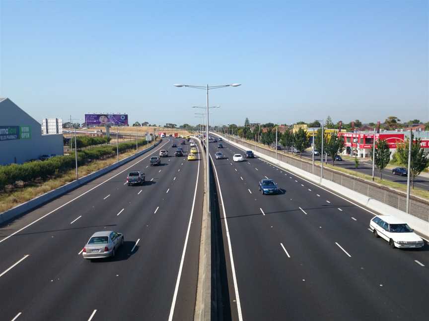 Looking south bound down the Tullamarine Freeway at Airport West.jpg