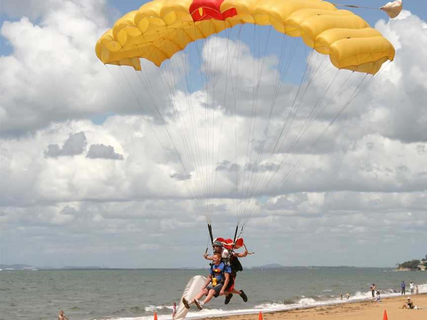 Parachute Landing on Suttons Beach (112358199).jpg