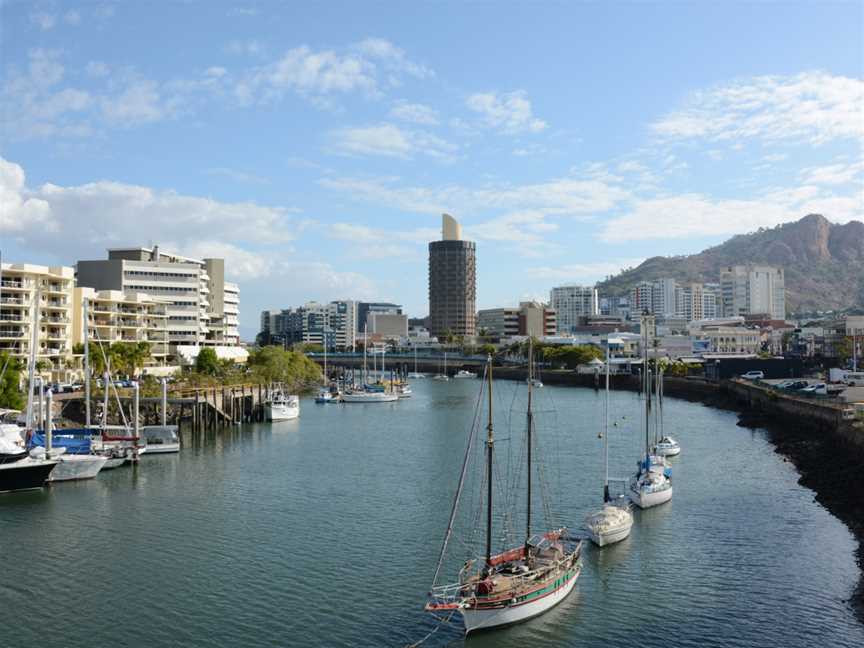 Ross River flowing through Townsville CBD.jpg