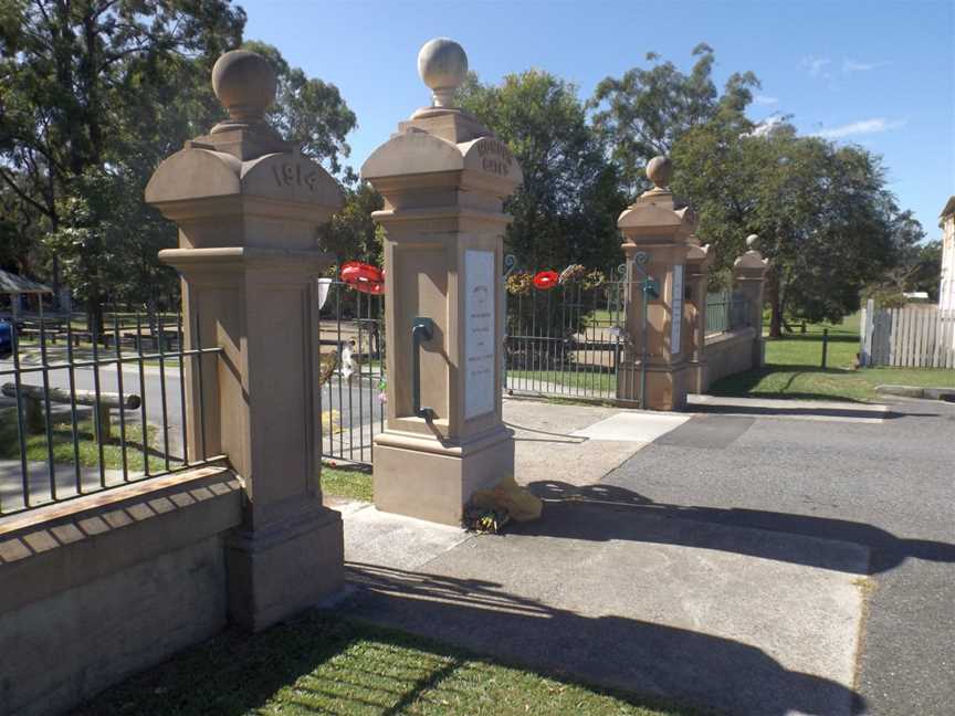 Memorial gates at Kalinga Park.jpg