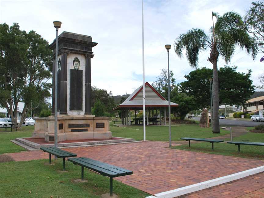 Esk War Memorial2010