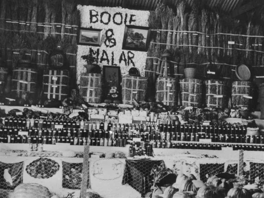 StateLibQld 2 212416 Booie and Malah districts exhibition at Kingaroy Show, 1936.jpg