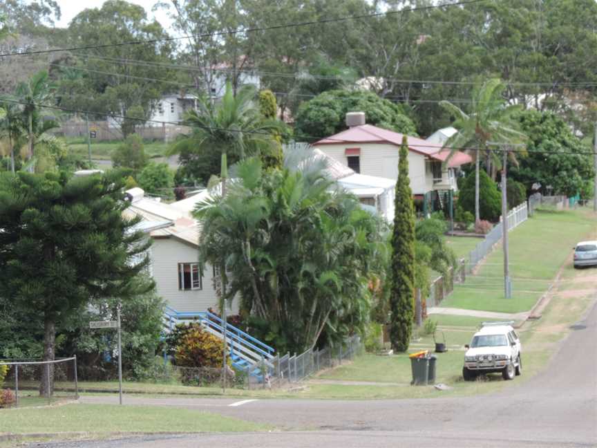 Housing, Gladstone Street, Mount Larcom, 2014.JPG