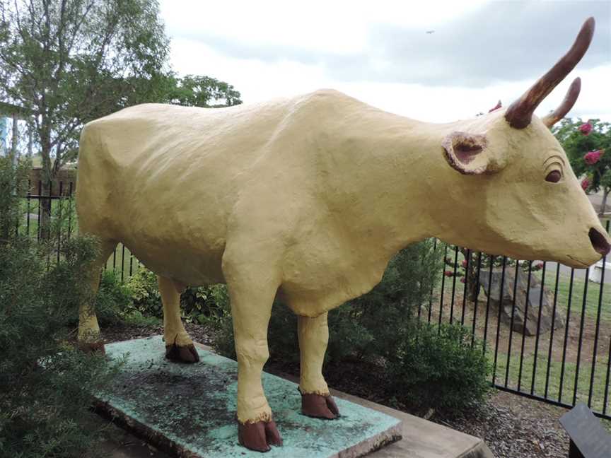Statue of the bullock "Banana", 2014.JPG
