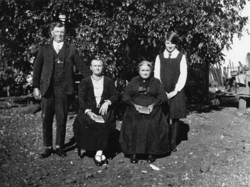 StateLibQld 1 69627 Badke family of Roadvale, 1928.jpg