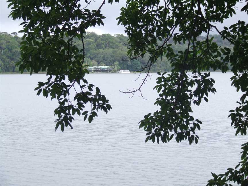 Lake Barrinewithaviewofthetearoomsandcruiseboat