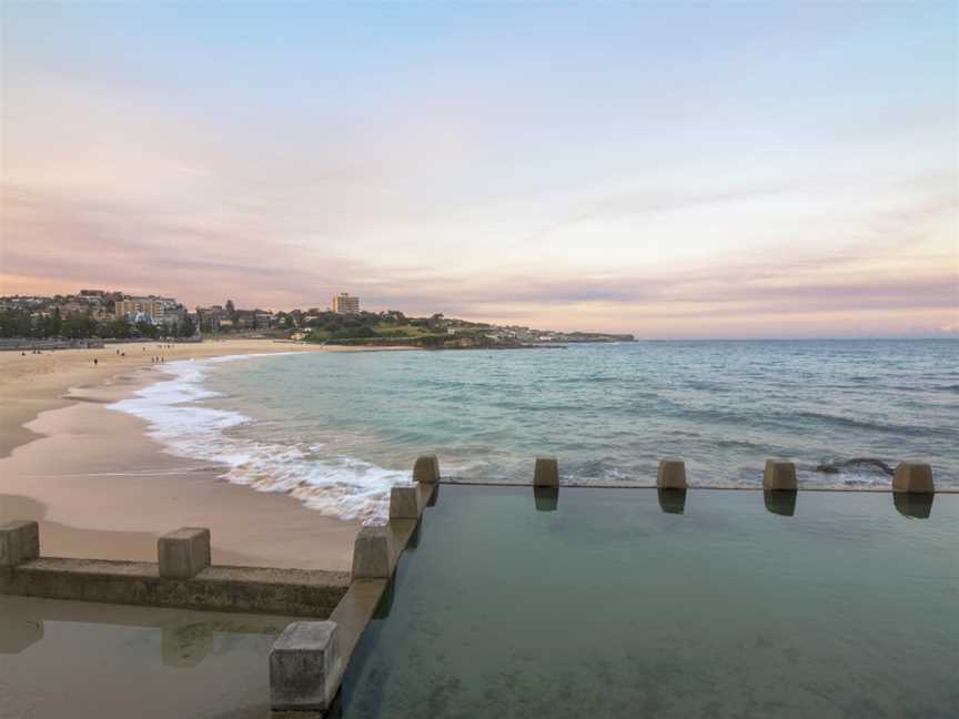Coogee Beach Sydney (20571172008).jpg