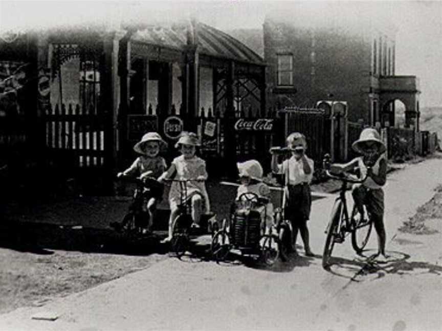 Childrenoutside Hortons Shop1943