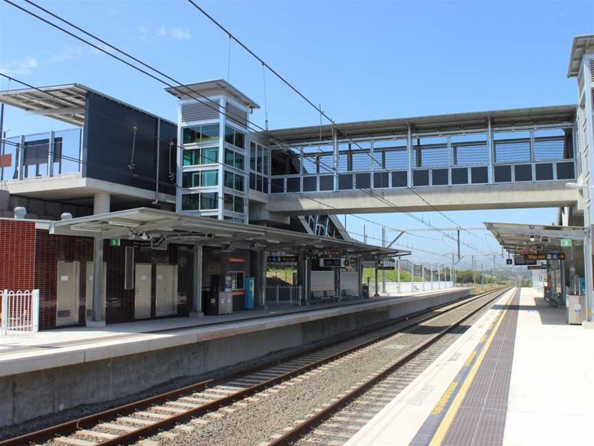 Shellharbour Junction railway station platforms and concourse.jpg