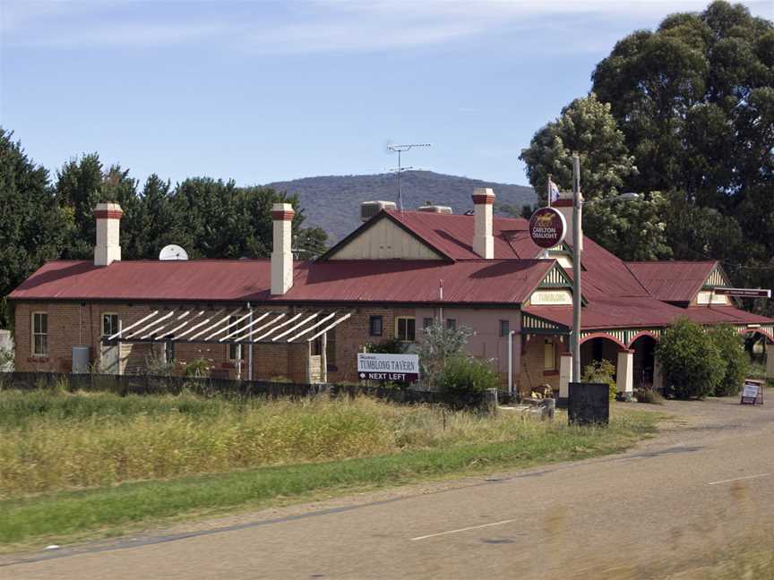 Tumblong Tavern viewed from the Hume Highway.jpg