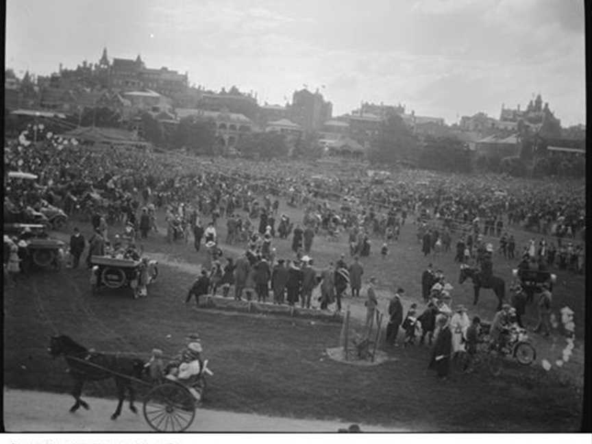Crowds gather at the Esplanade in Perth to celebrate the Armsitsice in 1918 (Photo courtesy of the State Library of Western Australia  http://www.slwa.wa.gov.au/images/pd304/304,298PD.jpg)